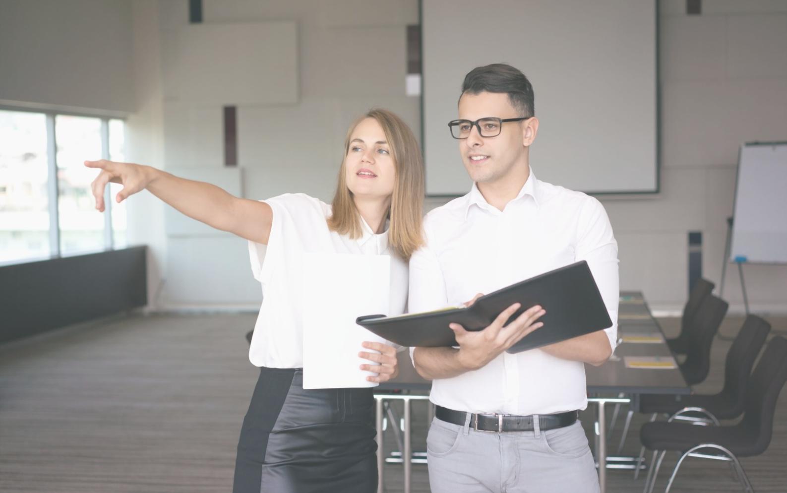 Moderne Büroumgebung mit digitalen Finanztools